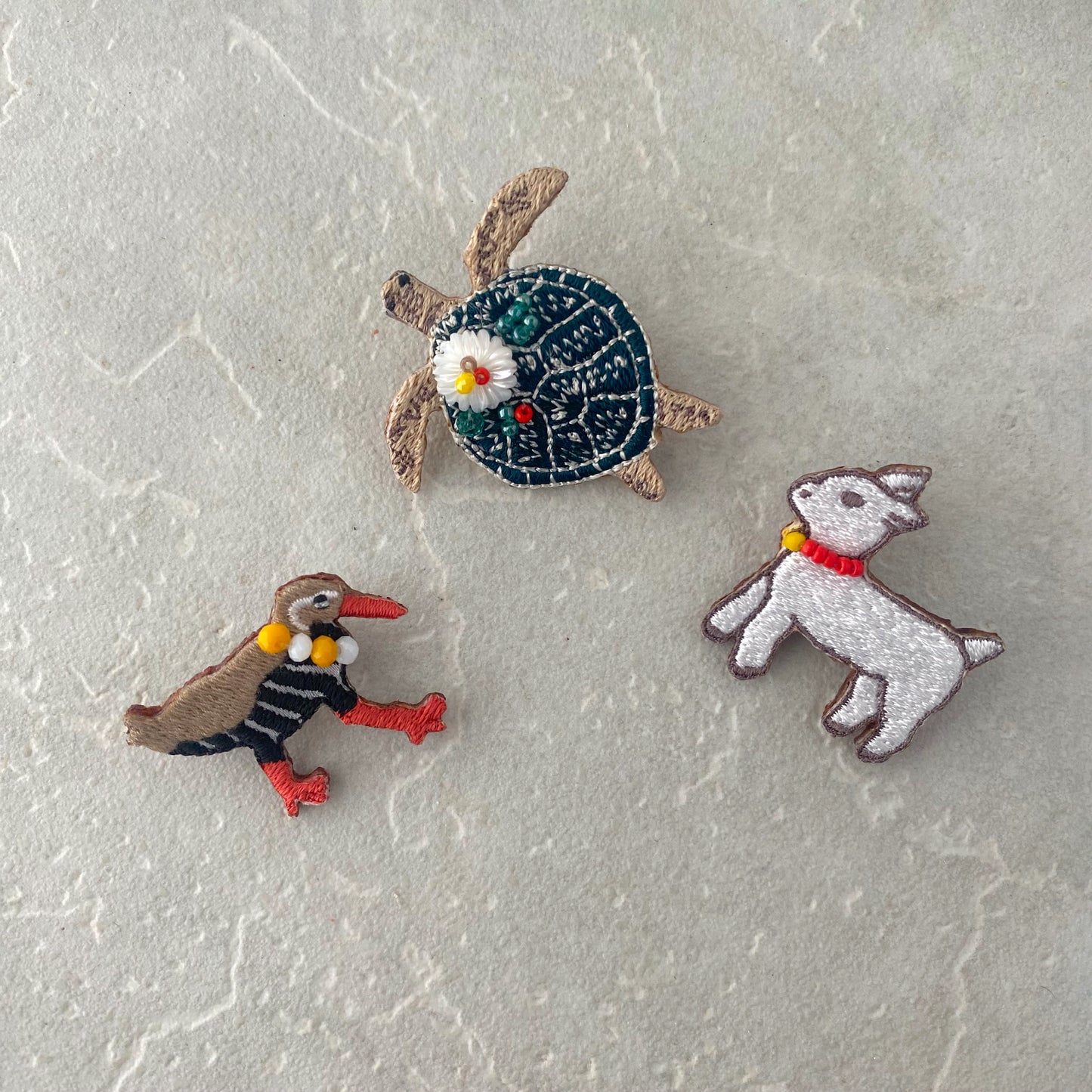 刺繍ブローチ 白ヤギ