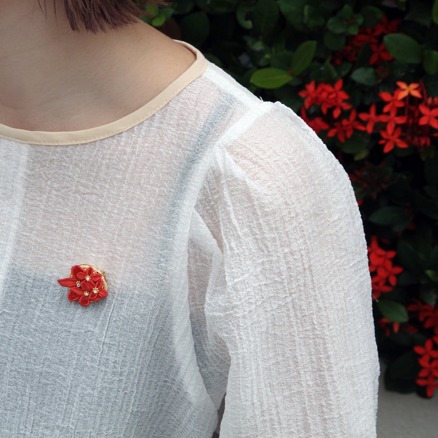 刺繍ブローチ サンダンカ