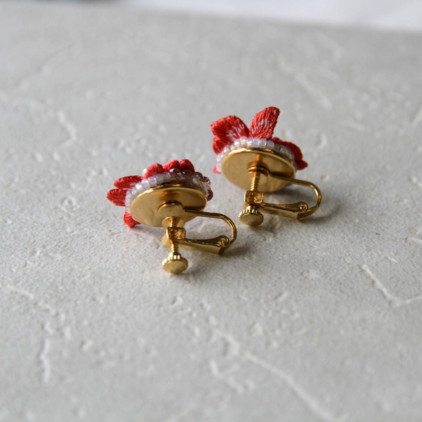 刺繍イヤリング サンダンカ