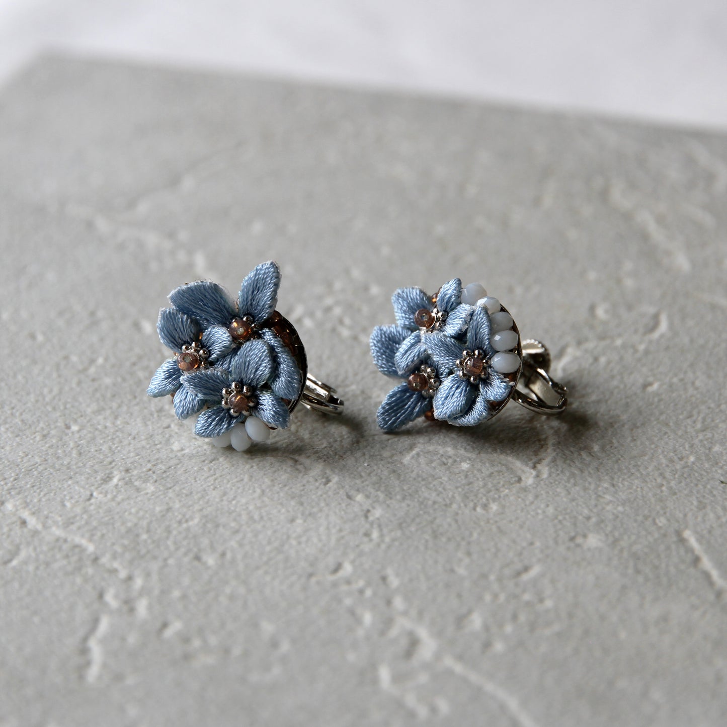 刺繍イヤリング サンダンカ