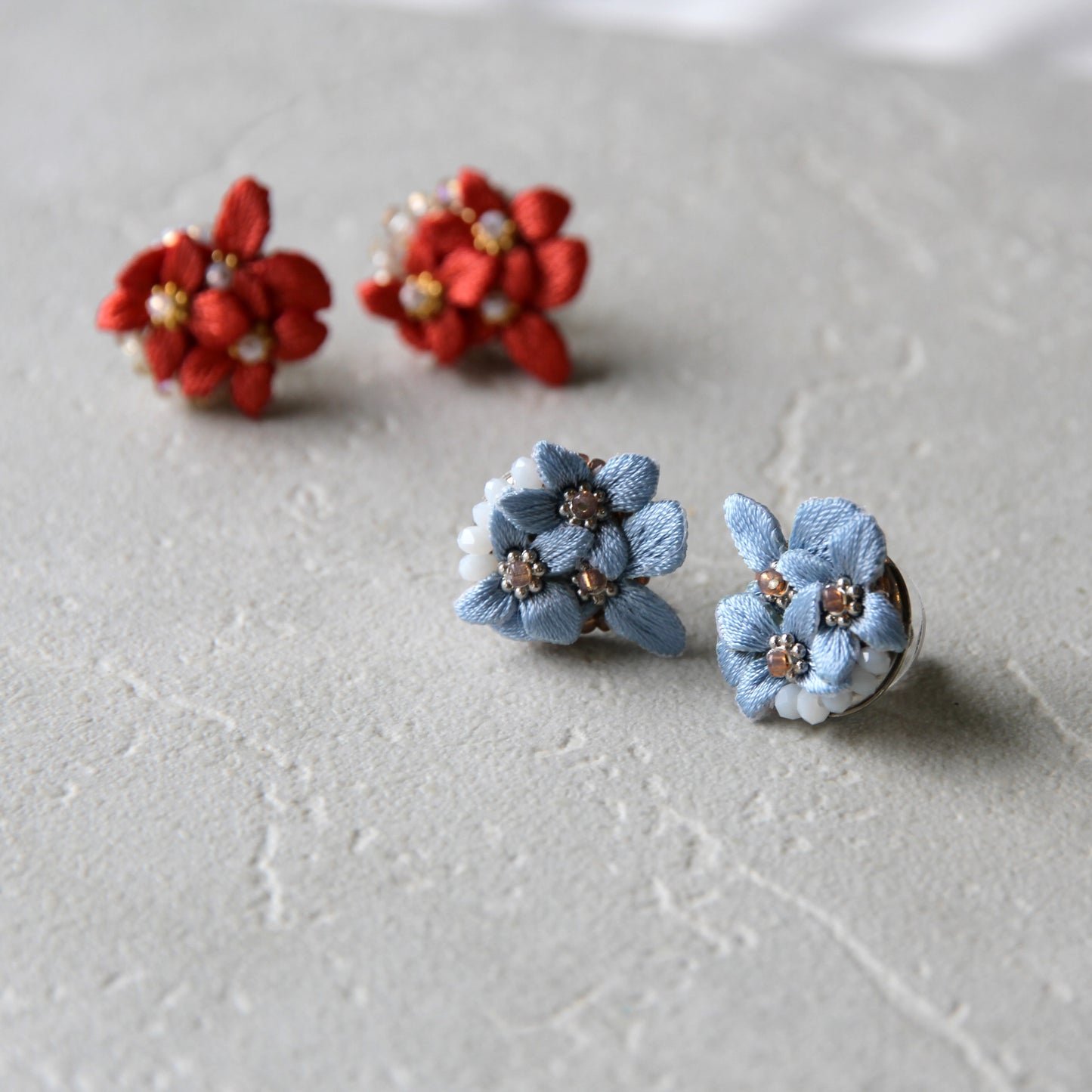 刺繍ピアス サンダンカ