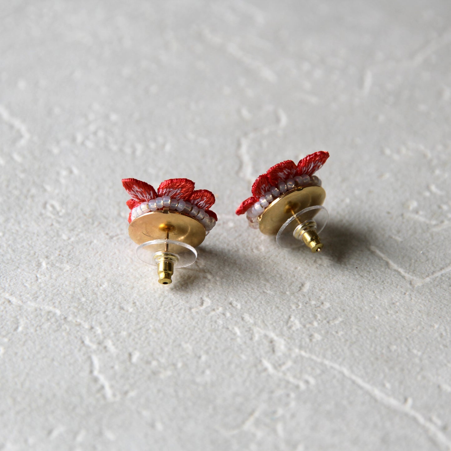 刺繍ピアス サンダンカ