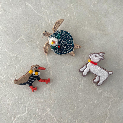 刺繍ブローチ 白ヤギ