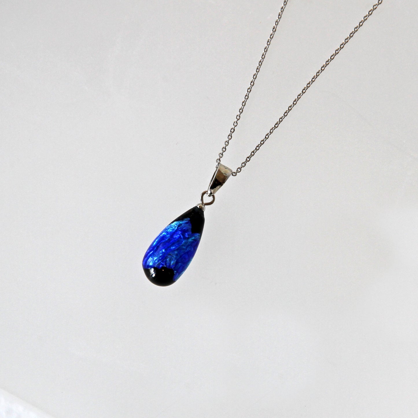 Drop-shaped firefly glass pendant/platinum