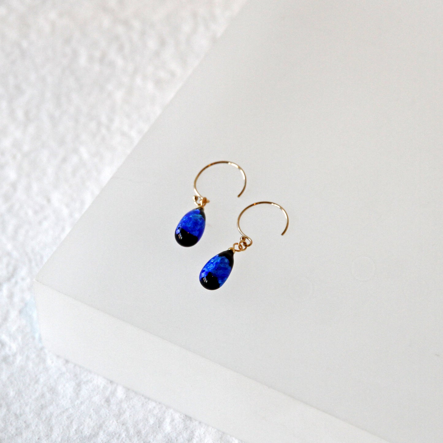 Droplet-shaped firefly glass round hook earrings/14KGF