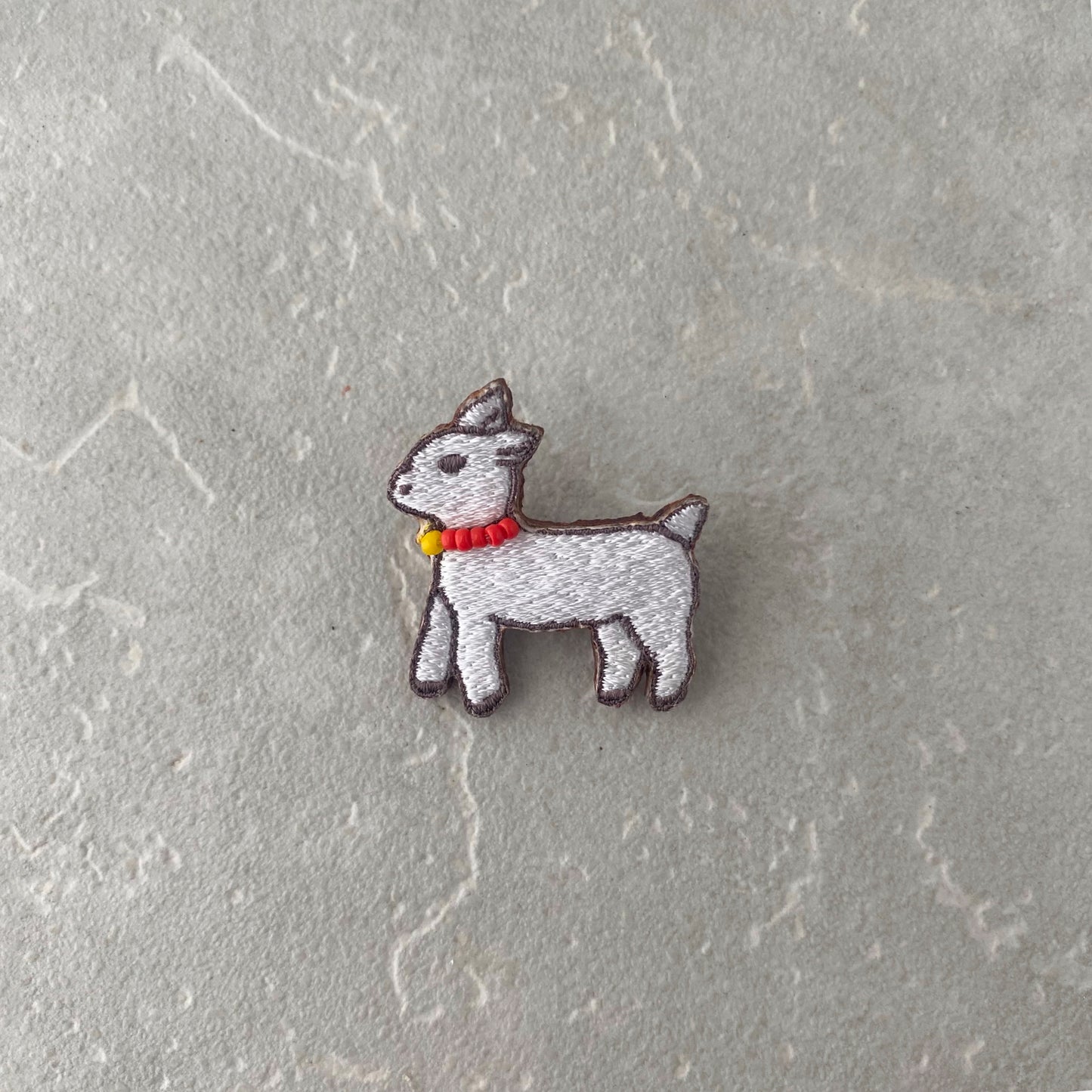 刺繍ブローチ 白ヤギ
